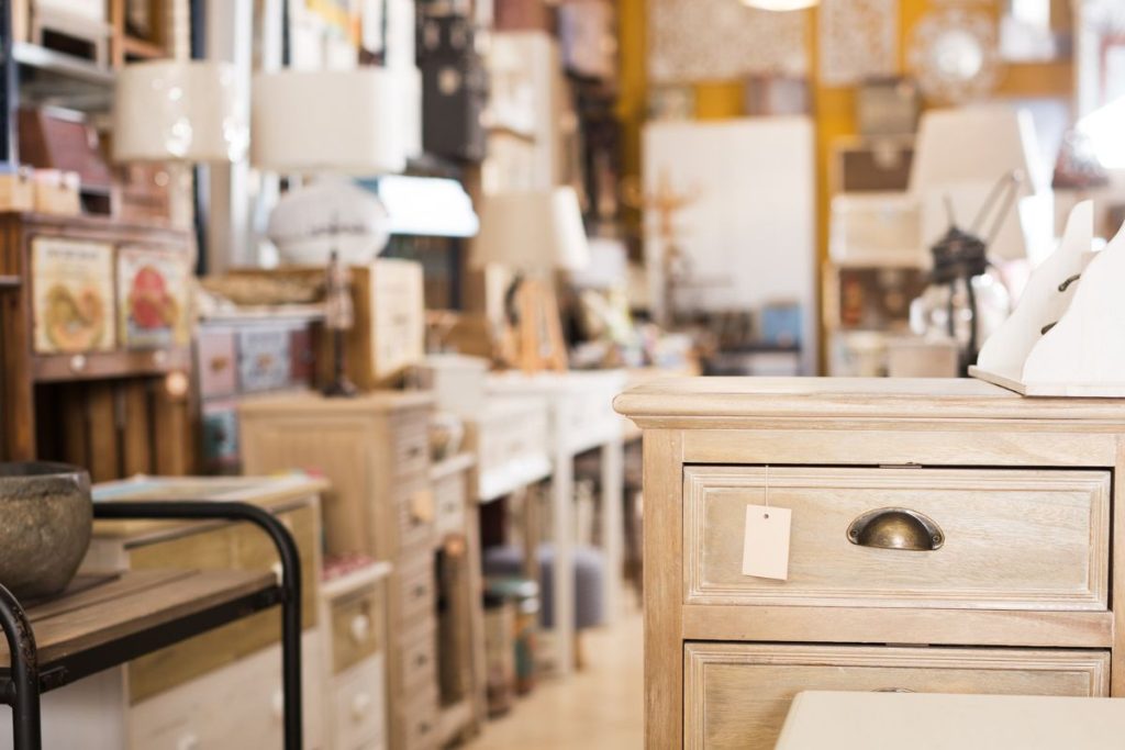 Comment choisir les bonnes quincailleries pour restaurer vos meubles anciens